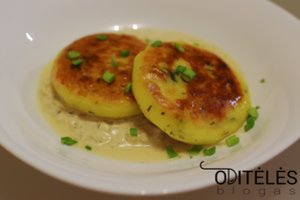 Virtų bulvių blyneliai su rūkyta lašiša: nesigailėsite išbandę šį receptą