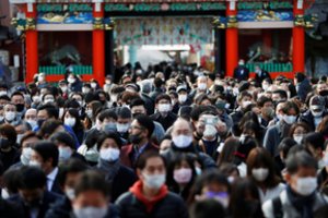 Japonijos premjeras sako svarstantis galimybę paskelbti Tokijo regione nepaprastąją padėtį