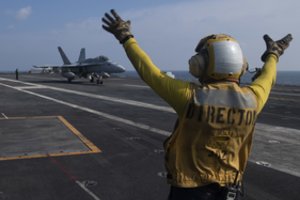 Pentagonas: JAV lėktuvnešis liks Persijos įlankoje