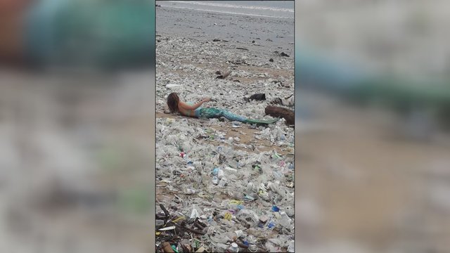 Garsiame paplūdimyje – netikėtas reginys: šiukšlių ir plastiko atliekų krūvoje gulėjo undinė