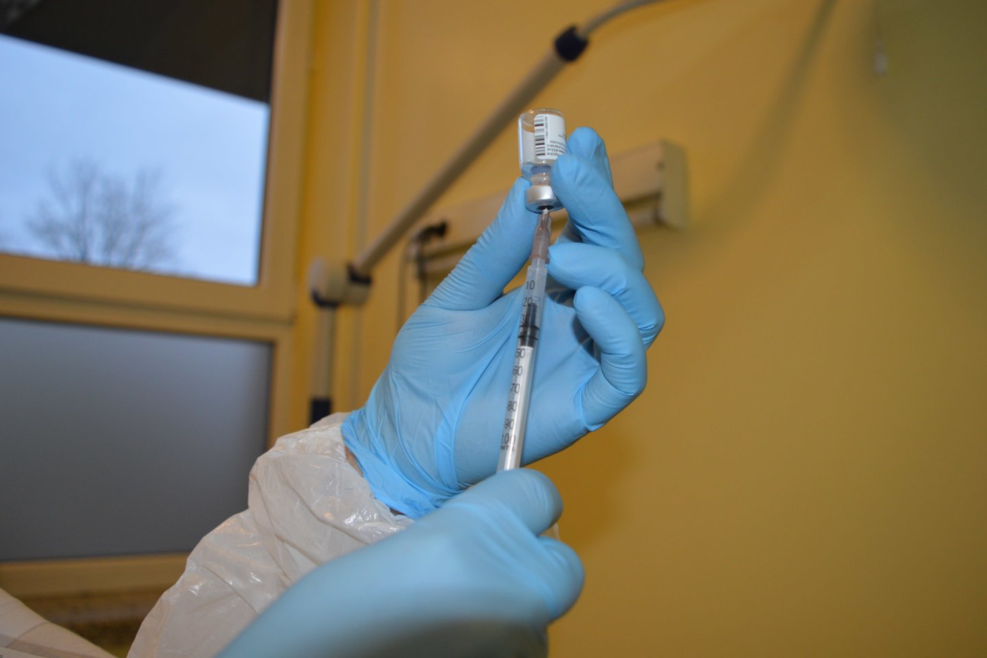 Lietuvą pirmadienio rytą pasiekė trečioji kompanijų „BioNTech“ ir „Pfizer“ pagamintos vakcinos nuo koronaviruso siunta.<br>LSMU Kauno ligoninės nuotr.