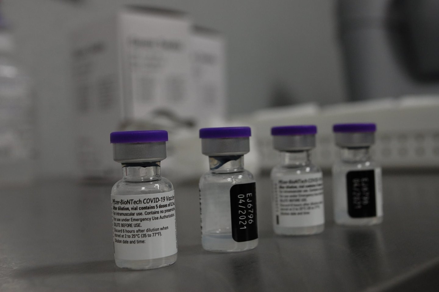 Lietuvą pirmadienio rytą pasiekė trečioji kompanijų „BioNTech“ ir „Pfizer“ pagamintos vakcinos nuo koronaviruso siunta.<br>VUL Santaros klinikų nuotr.