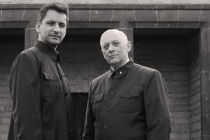 Alanas Chošnau ir britų prodiuseris Markas Reederis pristato naują vaizdo klipą