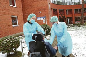 Slaugos ir globos namų gyventojams skiepai – kitą savaitę, bet reikės papildomo testo