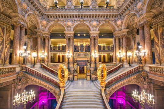 1875 m. Paryžiaus „Grand Opera“ teatras persikėlė į naujus architekto Charles’io Garnier suprojektuotus rūmus, kuriuose veikia ir dabar. Tai yra vienas žymiausių eklektikos stiliaus pastatų Paryžiuje.<br>123rf