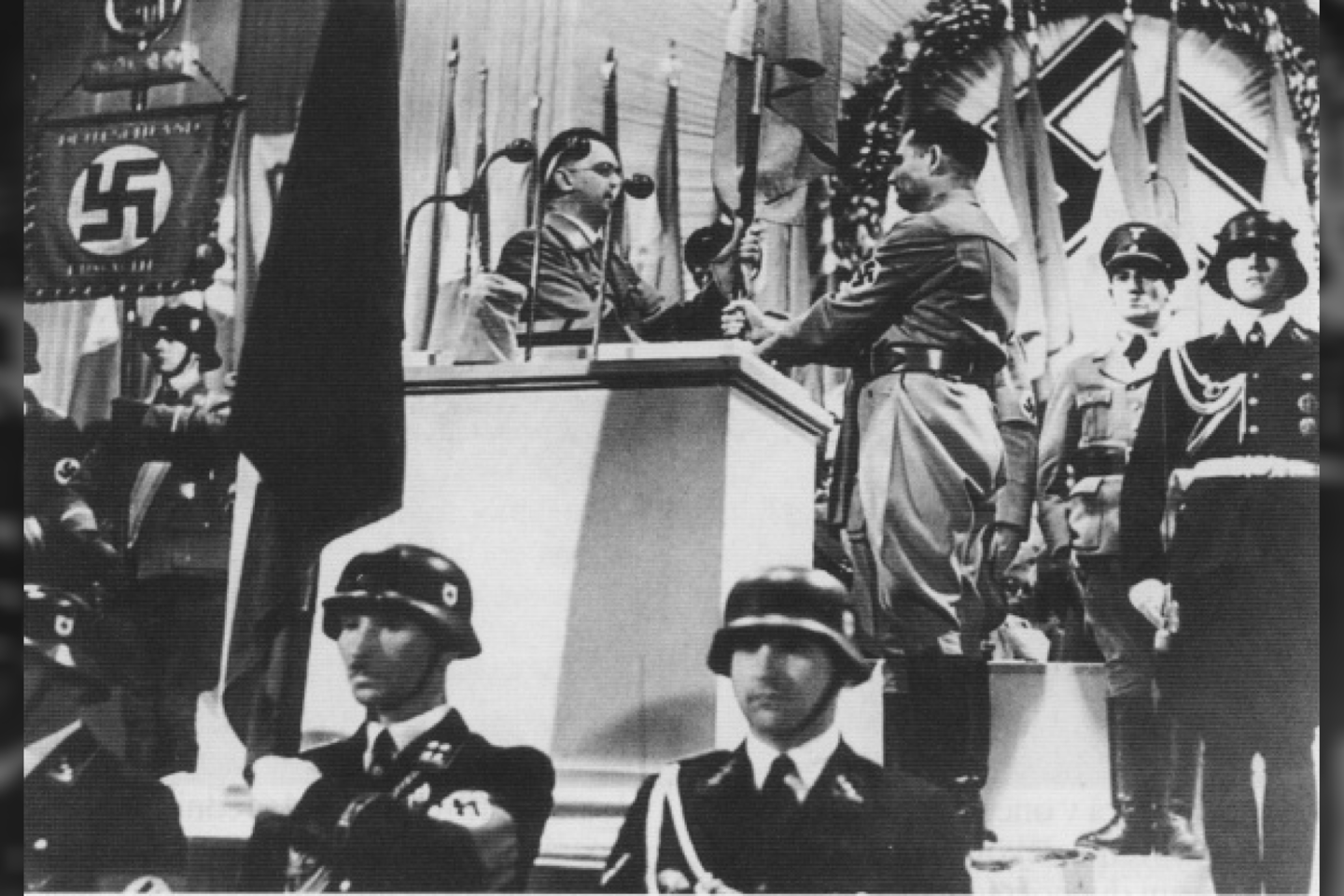 1919 m. Miunchene įkurta Vokiečių darbininkų partija, 1920 m. pradžioje pakeitusi pavadinimą į Nacionalsocialistinė vokiečių darbininkų (nacių) partija. 1921 m. jos pirmininku tapo Adolfas Hitleris.<br>wikipedia