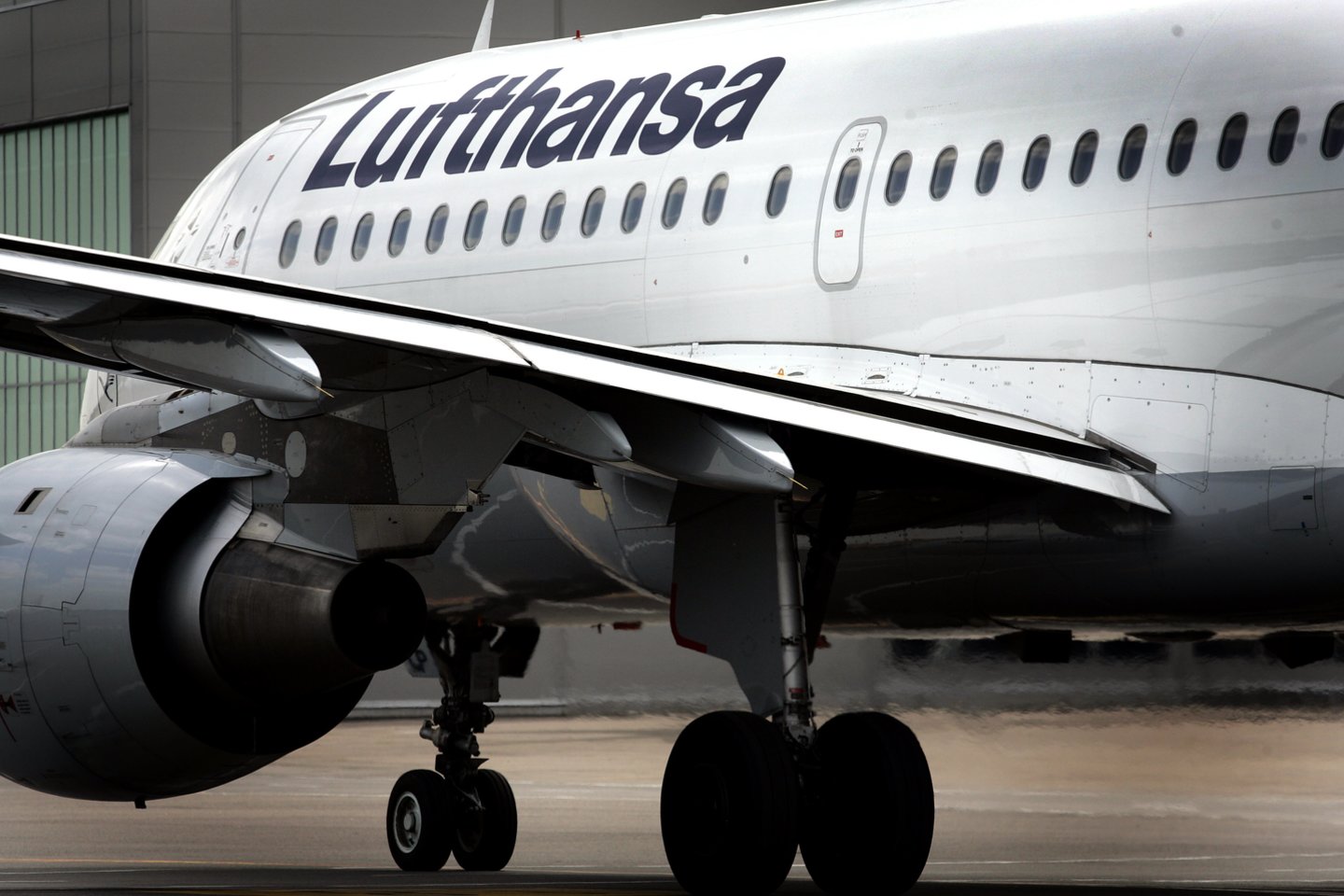 1926 m. Berlyne susijungus bendrovėms „Deutsche Aero Lloyd“ ir „Junker Luftverkehr“ įkurta bendrovė „Deutsche Luft Hansa Aktiengesellschaft“. Dėl veiklos Antrojo pasaulinio karo metais 1945 m. buvo suspenduota. 1954 m. tapo „Lufthansa“.<br>V.Balkūno nuotr.