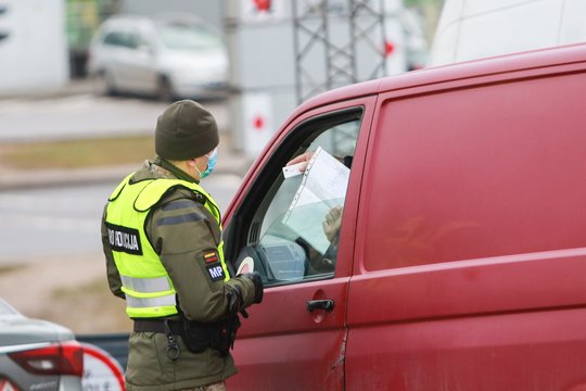 Policijai užtikrinti judėjimo kontrolę kasdien padės per 20 karo policininkų ekipažų
