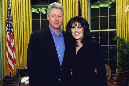 1999 m. JAV Senatas pradėjo prezidento Billo Clintono apkaltos procesą dėl išaiškėjusių intymių jo santykių su Baltųjų Rūmų stažuotoja Monica Lewinsky.<br>Stopkadras