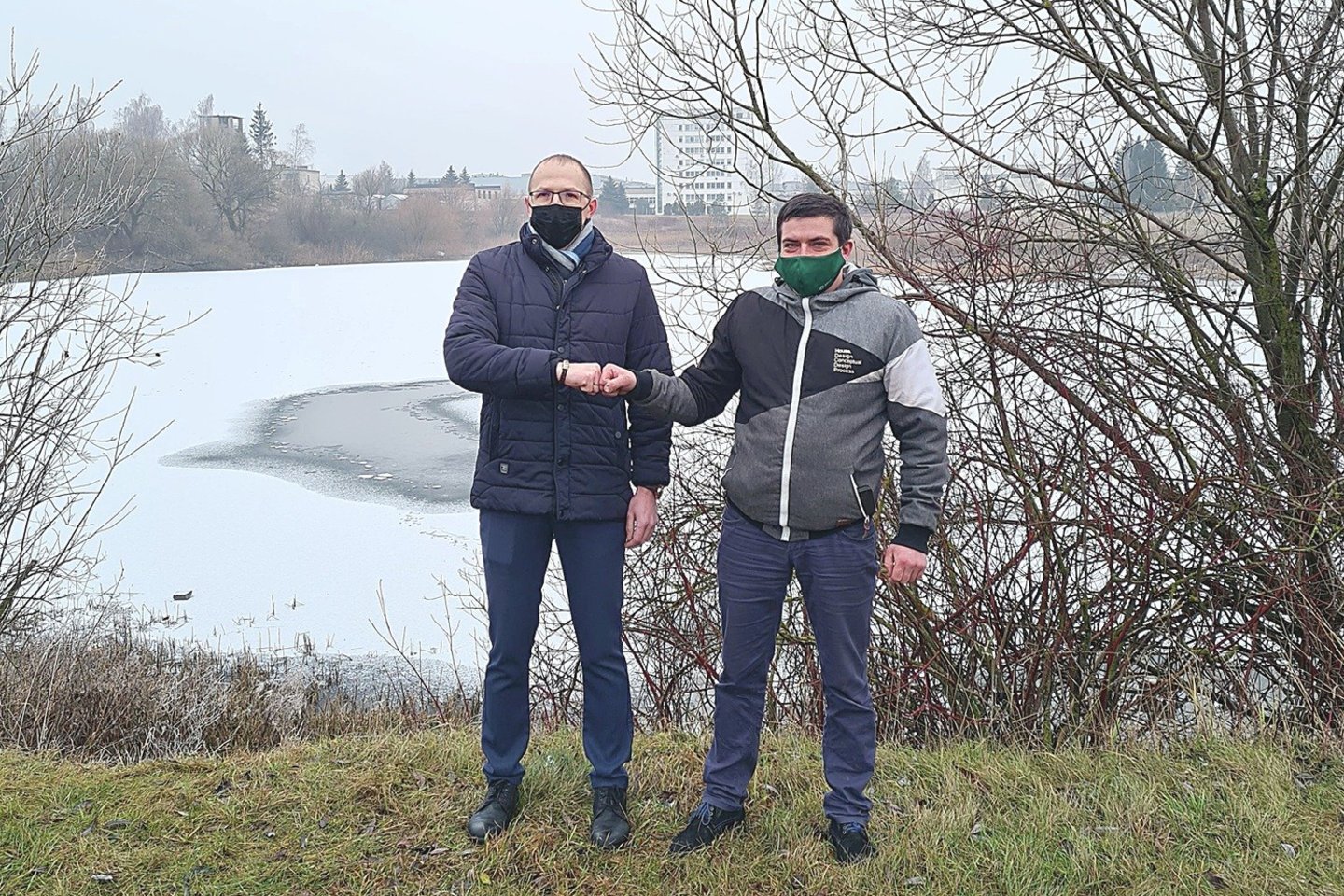 Alytiškiai N.Stanevičius (kairėje) ir V.Buinauskas dėkojo likimui, kad nelaimės vietoje atsidūrė tinkamu metu.<br>R.Buinauskienės nuotr.