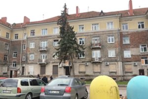 Mirusį kūdikį antklode užklojusi ir bute Klaipėdoje irti palaikus palikusi moteris lieka laisvėje