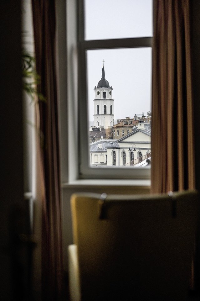Pro buto langą atsiveria pats senojo Vilniaus grožis.<br> V.Skaraičio nuotr.