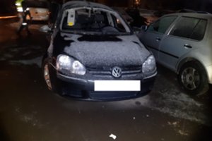 Įtaria, kad Kaune po daugiabučio langais dėl keršto susprogdintas automobilis