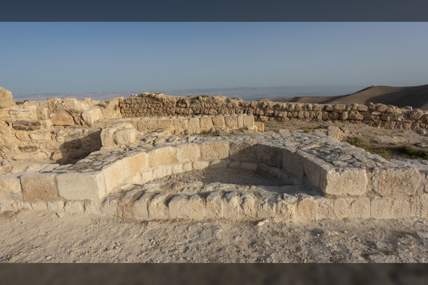  Archeologas mano, kad ši niša atspindi Erodo Antipo sosto liekanas. Iš čia gal4jo būti priimtas sprendimas įvykdyti mirties bausmę Jonui Krikštytojui.<br> G. Vöröso nuotr.