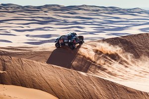 Lyg ant sparnų lėkęs B. Vanagas trečiajame etape lenkė patyrusius Dakaro asus