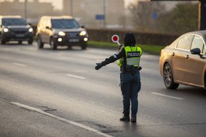 Klaipėdos policijos pareigūnai užfiksavo įvairiausių pažeidimų: kai kurie prie vairo sėda ir be teisių