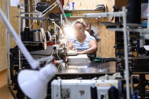 Garaže verslą pradėję vyrai sulaukia netikėčiausių užsakymų – prašymas pasiūti baltus kilimėlius mašinai nebestebina