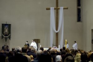 Įvertino Bažnyčios sprendimą atnaujinti viešas pamaldas per karantiną: kelia abejonių