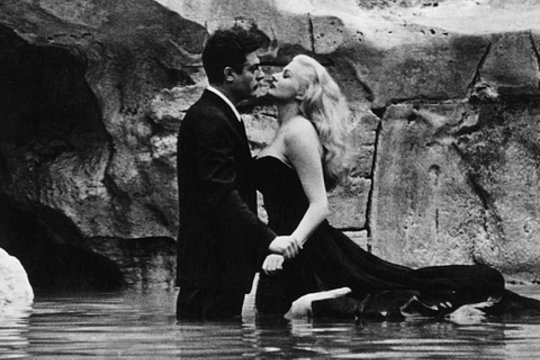 2015 m. mirė švedų aktorė Anita Ekberg (83 m.), sukūrusi pagrindinį moters vaidmenį kultiniame Federico Fellini filme „Saldus gyvenimas“.<br>Stopkadras