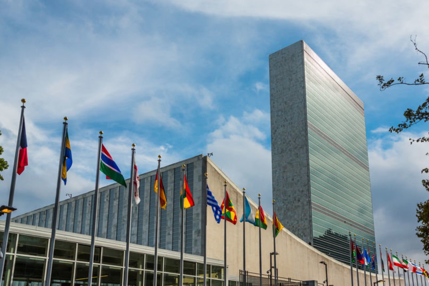 1951 m. Niujorke atidarytas Jungtinių Tautų būstinės pastatas, pastatytas Johno Davisono Rockefellerio jaunesniojo organizacijai dovanotame žemės sklype Manhatane.<br>123rf