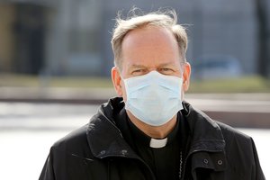 Lietuvos vyskupų konferencija išgirdo aštrią kritiką: viešos pamaldos nebus atnaujintos