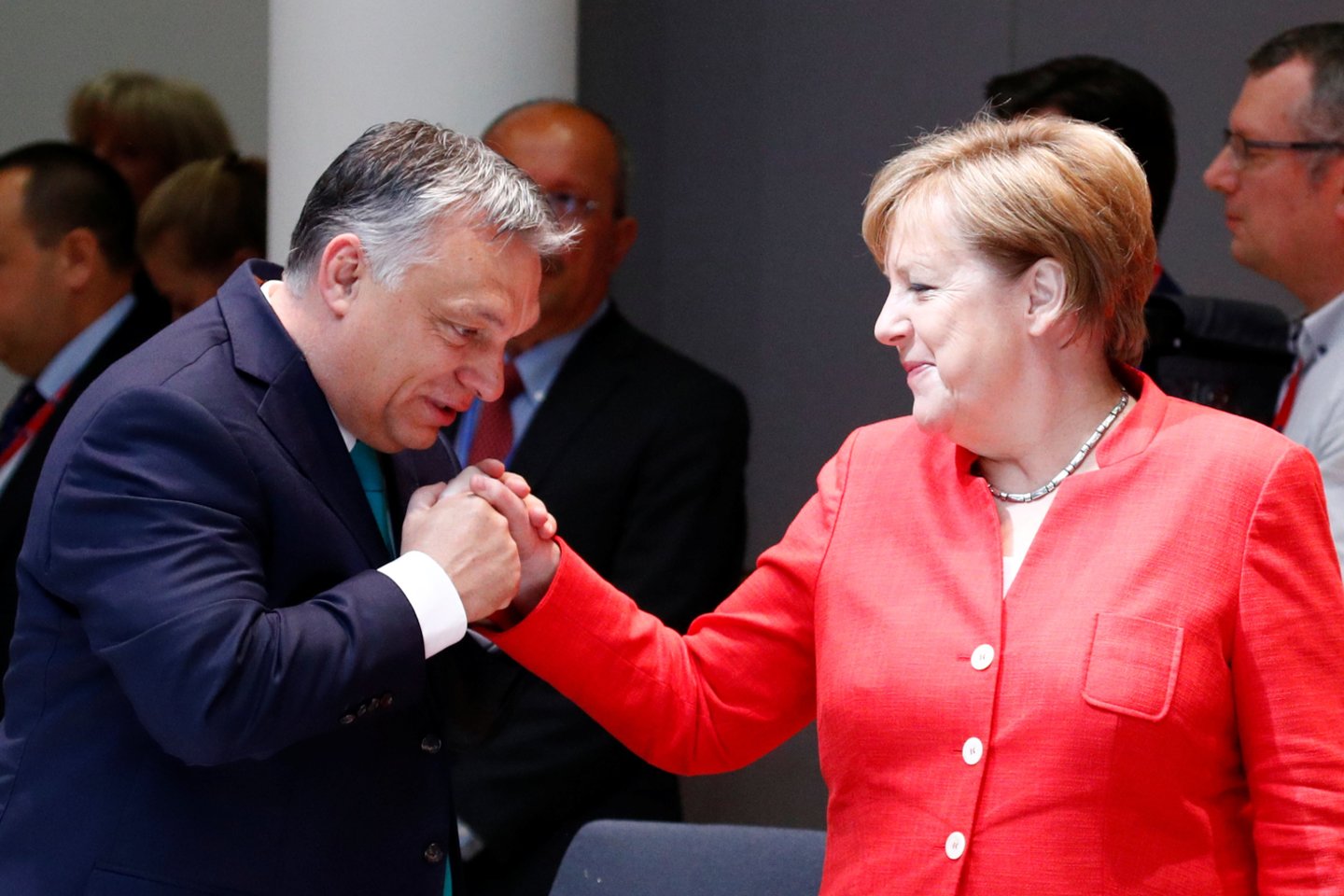 Ne vienus metus Vokietijos vadovė nereagavo į Viktoro Orbano ir Jaroslawo Kaczynskio žaidimą su demokratija.<br>Reuters/Scanpix nuotr.