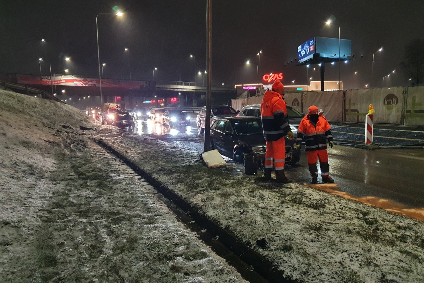 Vilniuje automobilis „Audi“ trenkėsi į stulpą.<br> Lrytas.lt nuotr.
