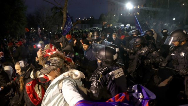 Užfiksuota, kaip protestuotojai įsiveržė į Kapitolijaus pastatą: minia puolė tiesiai į kariškių glėbį