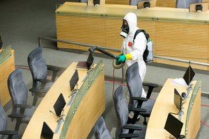 Koronavirusu užsikrėtė dar trys Seimo nariai