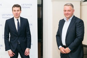 Butelį degtinės ir šūsnį eurų gavęs Eligijus Masiulis prašė ir kitų gėrimų