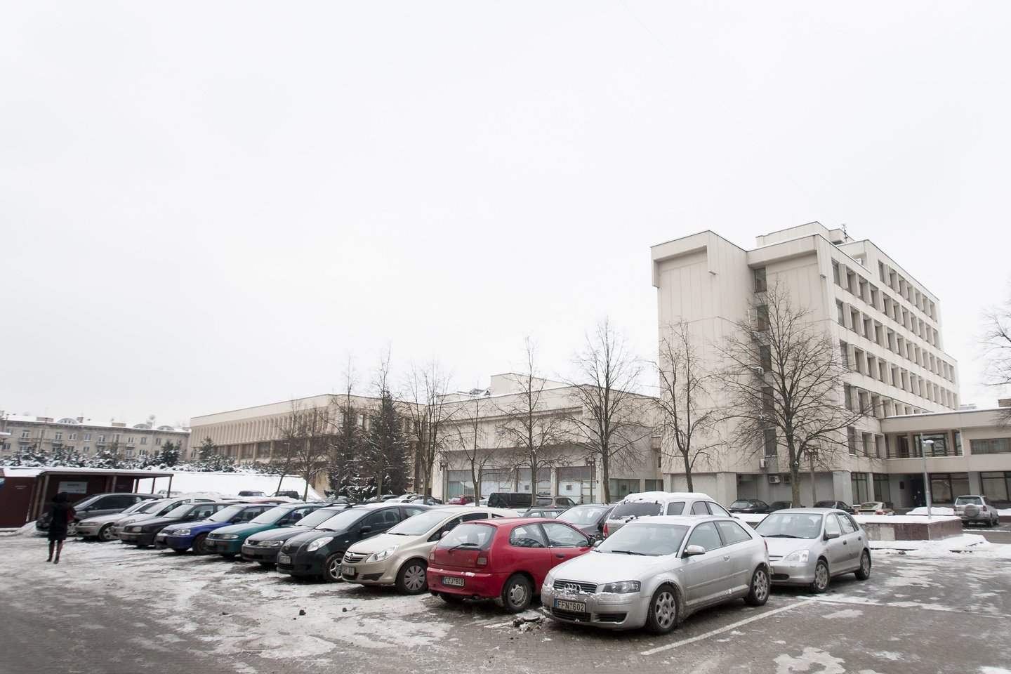 Šalyje įsigaliojus karantinui, o gyventojams vis daugiau laiko praleidžiant namuose, automobilių aikštelės šalia daugiabučių tapo perpildytos.<br>J.Stacevičiaus nuotr.