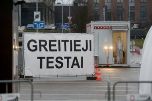 Skandalingai įsigytų greitųjų koronaviruso testų dar yra likę daugiau nei pusė