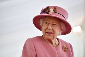 Sužinojus, kiek uždirba Elizabeth II valytojai, norisi aiktelėti