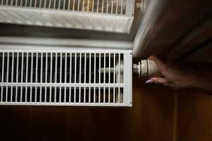 Lietuviai savo namuose vis dar šąla – kodėl taip yra: viską sako skaičiai