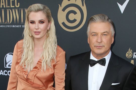 Aleco Baldwino dukra pasileido plaukus – nuogą kūną parodė tūkstančiams