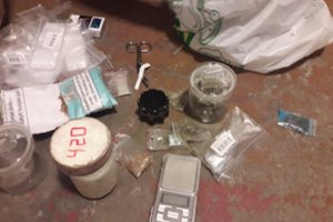 Kaune sulaikyti 8 asmenys platinę ir pirkę narkotikus: vyras bandė sprukti su krūva amfetamino