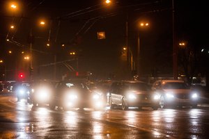 Kelininkai įspėja: naktį eismo sąlygas sunkins plikledis ir snygis, kai kur tvyros rūkas