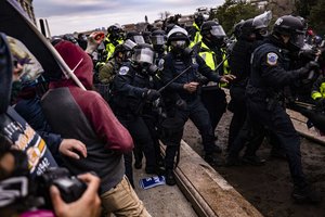 Dar viena riaušių Vašingtone auka: po susirėmimo su D. Trumpo šalininkais mirė policininkas