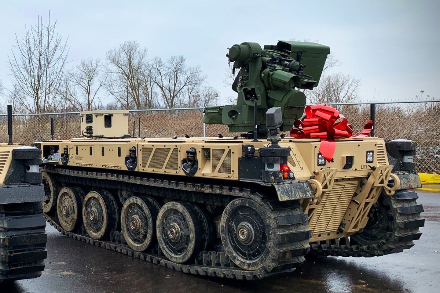  Atėjus Kalėdoms JAV kariuomenė gavo du amerikiečių firmos „Pratt Miller“ robotizuotų kovinių transporto priemonių prototipus (angl. Robotic Combat Vehicle – Light, RCV-L).<br> Gamintojų nuotr.