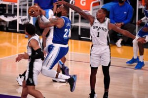 „Lakers“ NBA suklupo, o L. Dončičius su N. Jokičiumi galynėjosi taškų lenktynėse