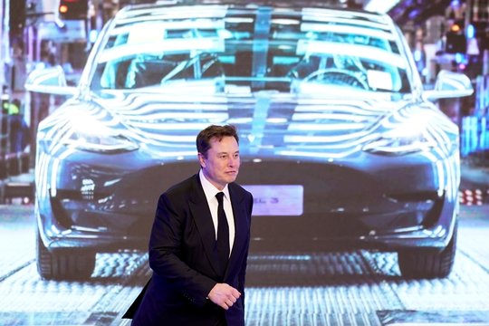 „Tesla“ vadovas E. Muskas tapo turtingiausiu žmogumi pasaulyje 