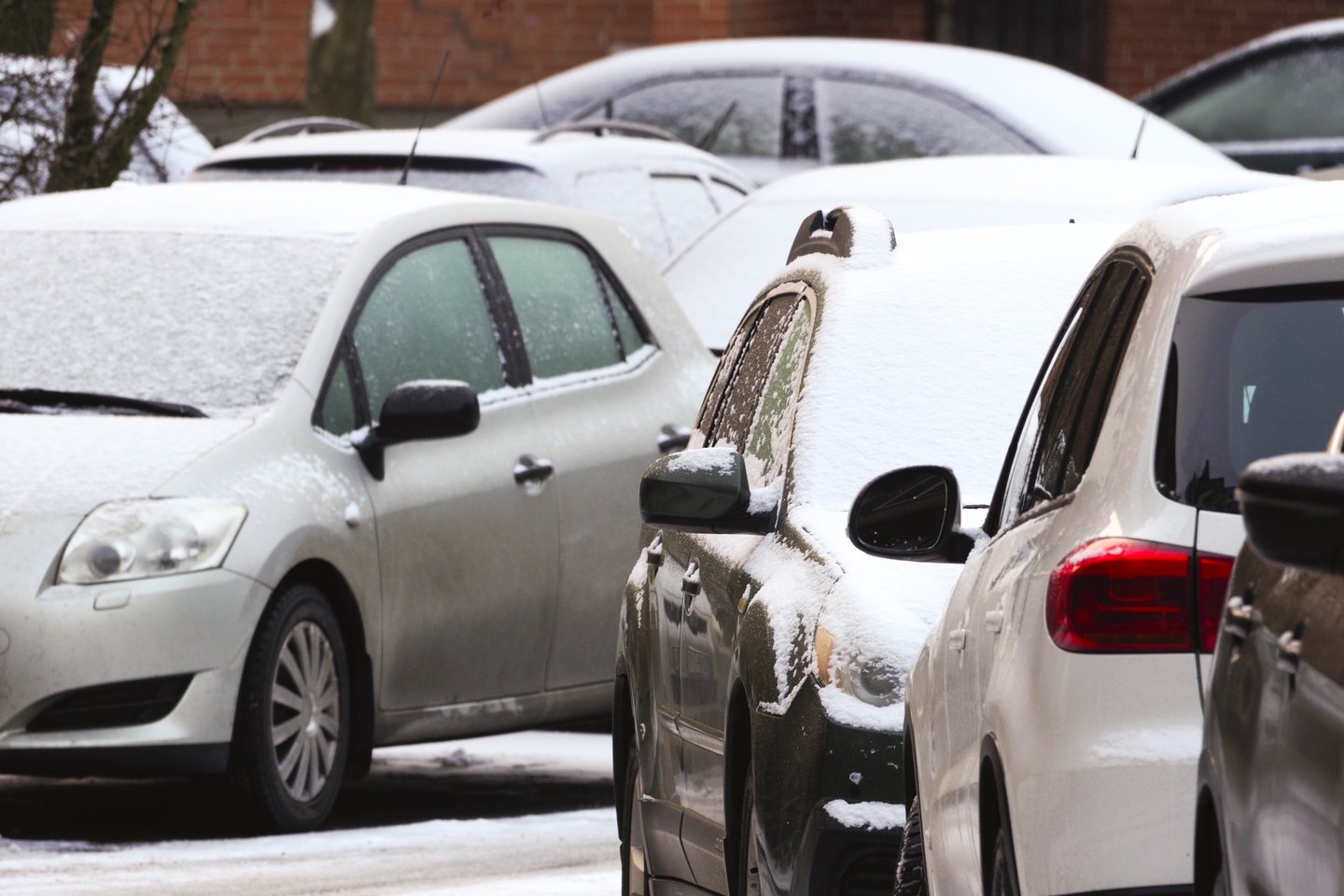 Pavojais eismo saugumui žiemą grasina ne tik kelius, bet ir automobilius padengiantys sniego bei ledo sluoksniai.<br>V.Ščiavinsko nuotr.