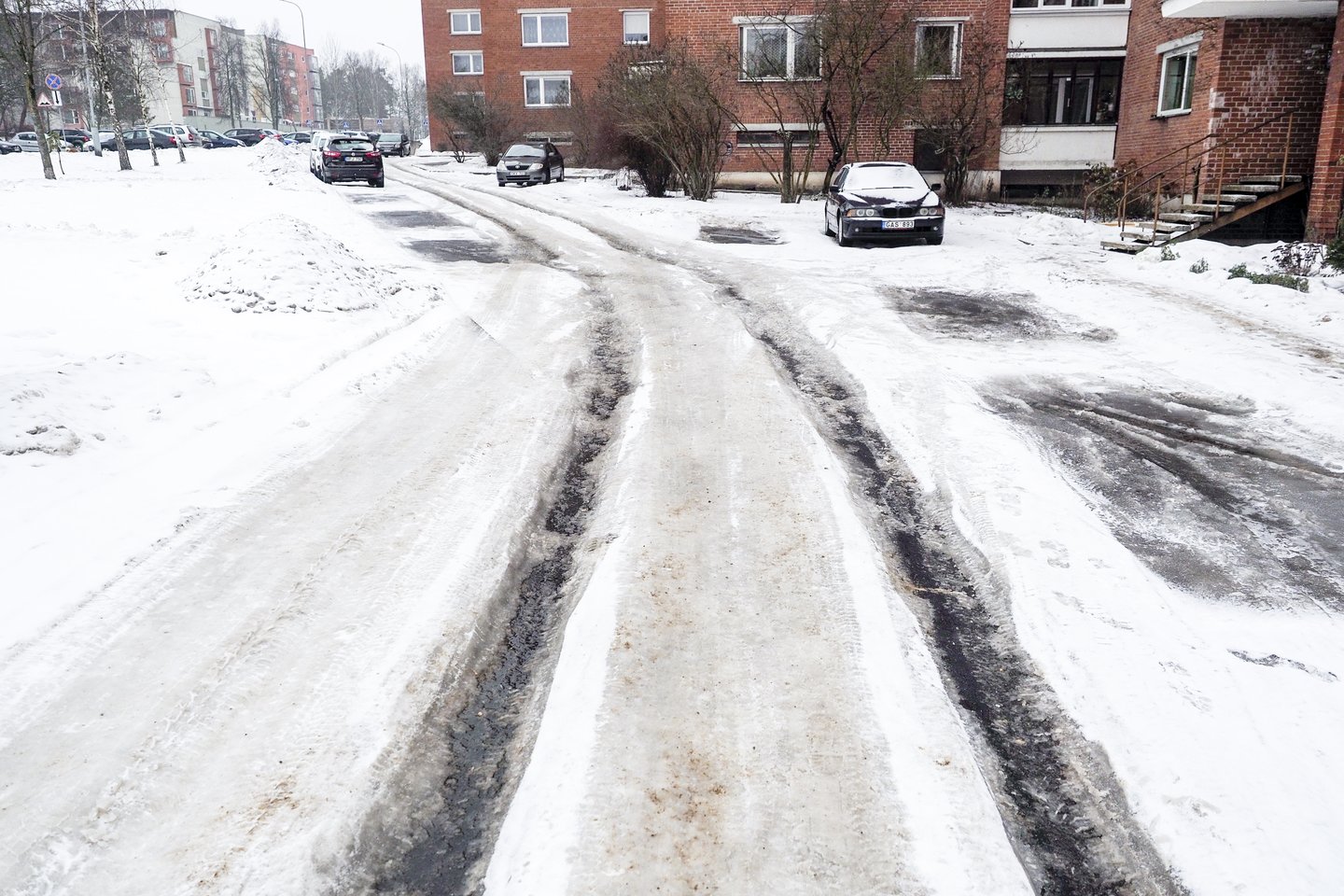 Pavojais eismo saugumui žiemą grasina ne tik kelius, bet ir automobilius padengiantys sniego bei ledo sluoksniai.<br>V.Ščiavinsko nuotr.