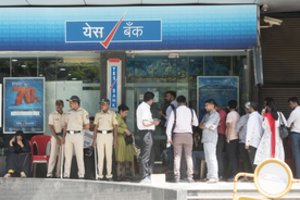 Kaimo gyventojai Indijoje atnešė kaimyno palaikus į banką, kad gautų pinigų laidotuvėms