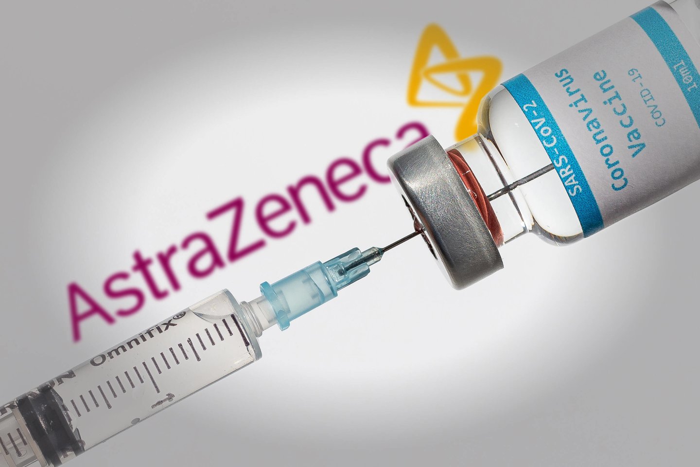 Europos Sąjungos farmacijos priežiūros agentūra penktadienį nurodė, kad sprendimas dėl leidimo Bendrijoje platinti „AstraZeneca“ vakciną nuo koronaviruso gali būti priimtas iki šio mėnesio pabaigos.
