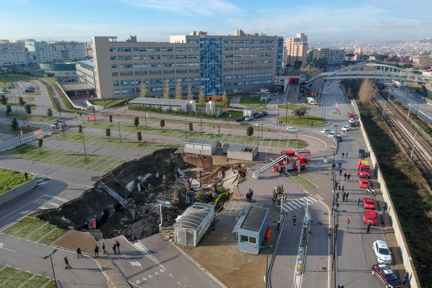  Italijoje kelis automobilius prarijo įgriuva ligoninės aikštelėje.  <br> IPA/Scanpix nuotr.