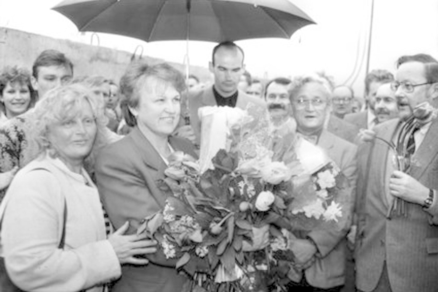 K.Prunskienė.Ministrės pirmininkės pasitikimas aerostotyje po vizitų į JAV ir vakarų šalių vadovus 1990 m.Dešinėje-apsauginis,R.Ozolas,A.Čekuolis ir V.Landsbergis<br>P.Lileikio nuotr.