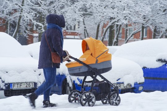Pinigus skaičiuojantys tėvai atskleidė, kam panaudoja trečius vaiko priežiūros atostogų metus