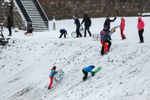Kaunas pasidavė sniego linksmybėms: apgulė miesto parkus ir kalvas