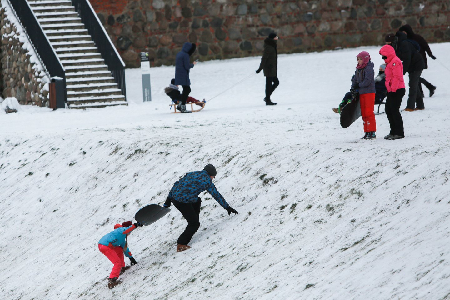 Kauniečiai snieguotą šeštadienį patraukė ant kalvų ir skardžių.<br> G.Bitvinsko nuotr.